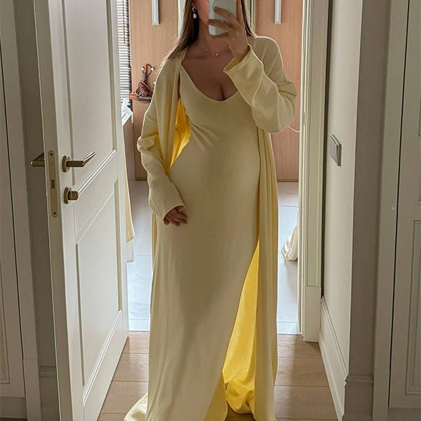 Gebreide zwangerschapsset met cami maxi jurk en lang vest, ontworpen voor een comfortabele laagjeslook.