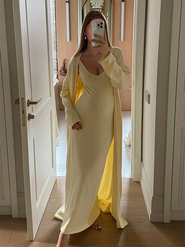 Gebreide zwangerschapsset met cami maxi jurk en lang vest, ontworpen voor een comfortabele laagjeslook.