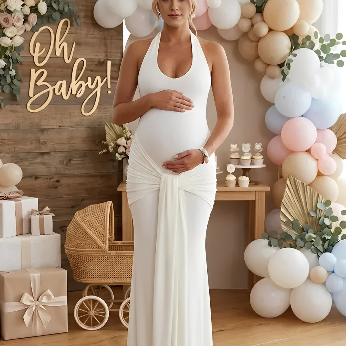 Witte zwangerschaps maxi jurk met halterhals, open rug en bodycon pasvorm, ideaal voor een babyshower.