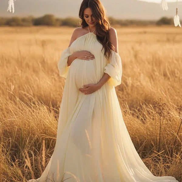 Gele bohemian zwangerschaps maxi jurk met mesh, off-shoulder en open rug, ideaal voor een strandvakantie.