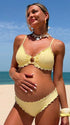 Gele zwangerschapsbikini met cut-out details, gestreept design en vrouwelijke pasvorm.