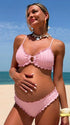 Roze gestreepte zwangerschapsbikini met ruches, cut-out design en spaghettibandjes voor een strandlook.