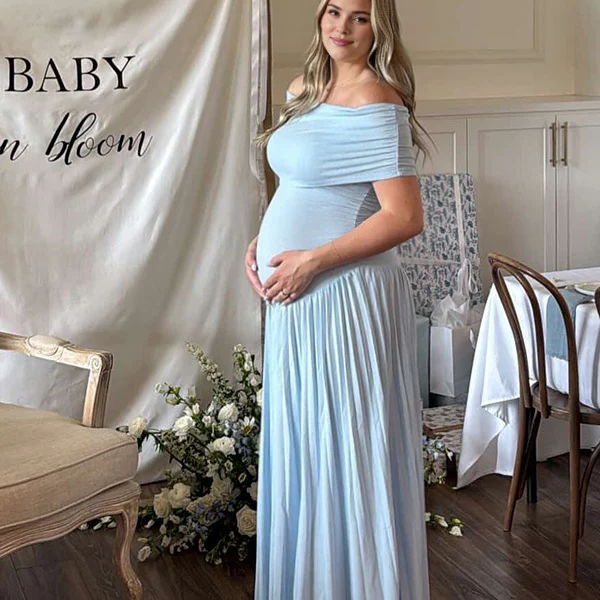 Blauwe zwangerschaps maxi jurk met off shoulder hals, geplooid en gedrapeerd design voor babyshower.