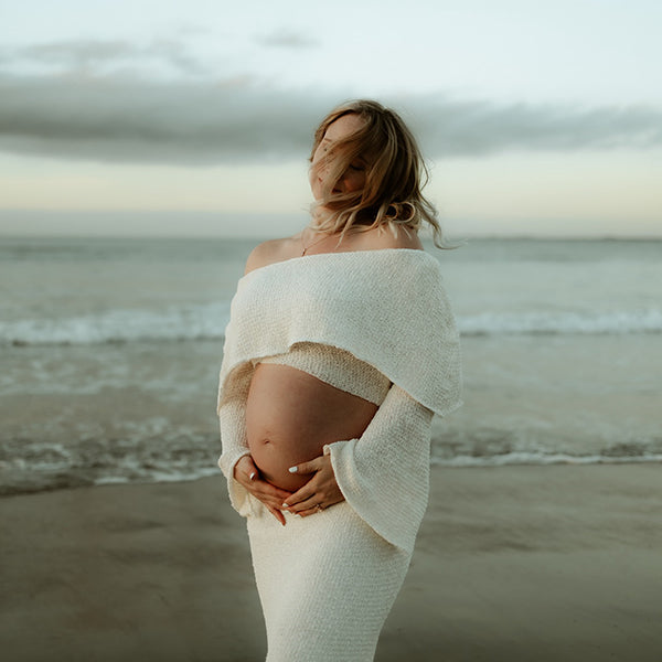 Bohemian zwangerschaps maxi jurk met gebreide stof en off-shoulder ontwerp, ideaal voor fotoshoot.