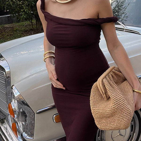 Bourgondische zwangerschaps maxi jurk met gekreukt design, boothals en bodycon pasvorm voor cocktail en ceremonie.