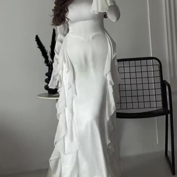 Witte zwangerschaps maxi jurk met patchwork, ruches en striksluiting op de rug, bodycon pasvorm, ideaal voor ceremonie.