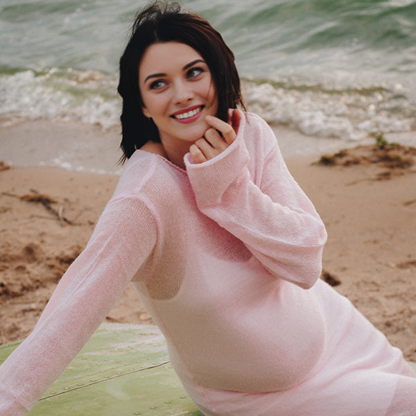 Roze gebreide zwangerschaps maxi jurk met 2-in-1 ontwerp en ronde hals, ideaal voor fotoshoot.