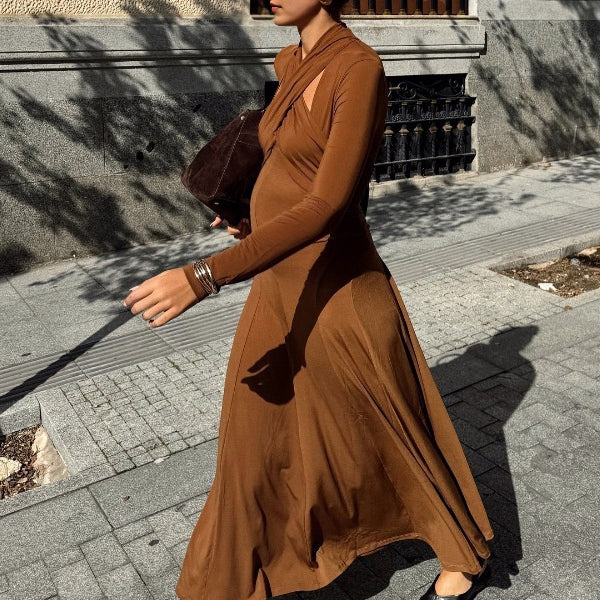 Bruine zwangerschaps maxi jurk met halternek, cut-out en lange mouwen, ideaal voor een elegante gelegenheid.