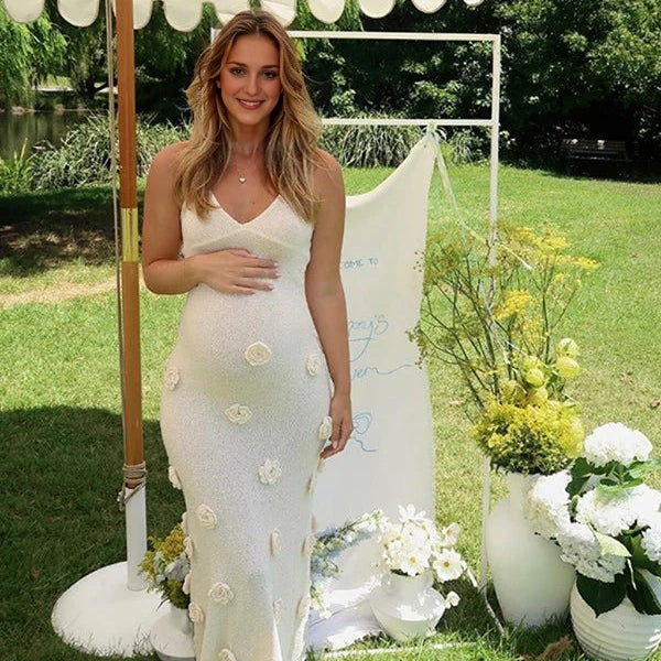 Zwangerschaps maxi jurk met spaghettibandjes, open rug en V-hals, ideaal voor fotoshoot.