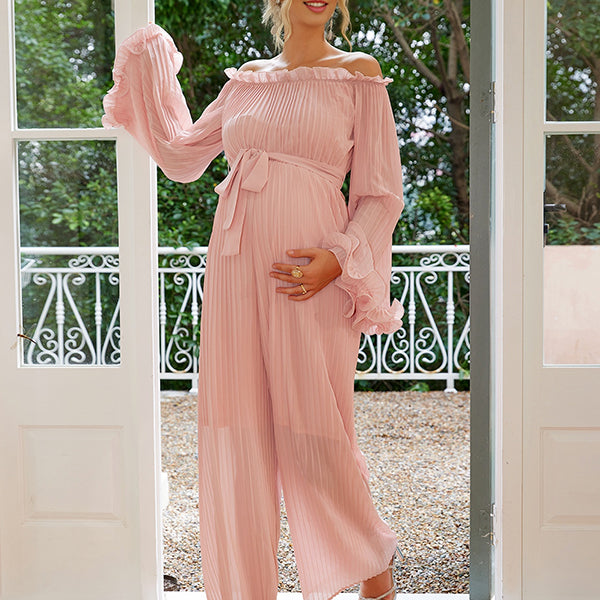 Roze zwangerschaps jumpsuit met riem, boothals en flare mouwen, ideaal voor ceremonie.