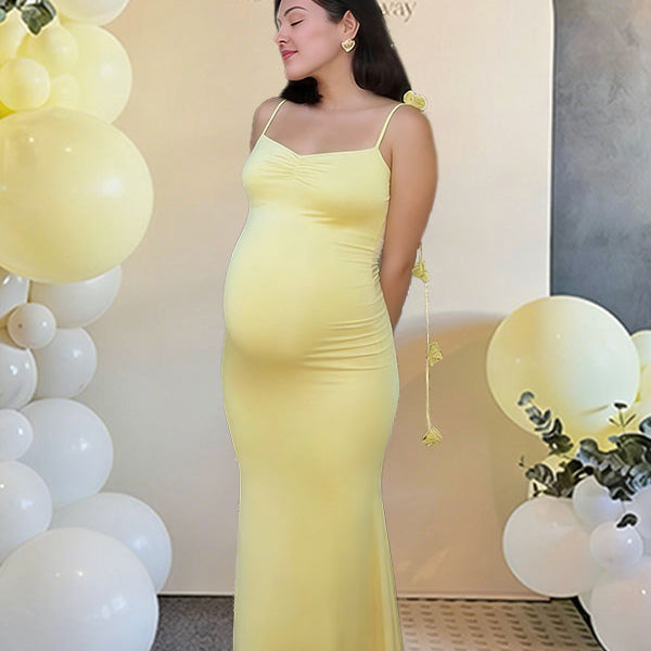Gele zwangerschaps maxi jurk met riem, enkele borst, applicaties en V-hals voor babyshower.