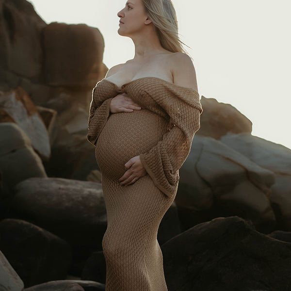 Karamelkleurige zwangerschaps maxi jurk met kant, off-shoulder en zeemeerminmodel, ideaal voor fotoshoot.