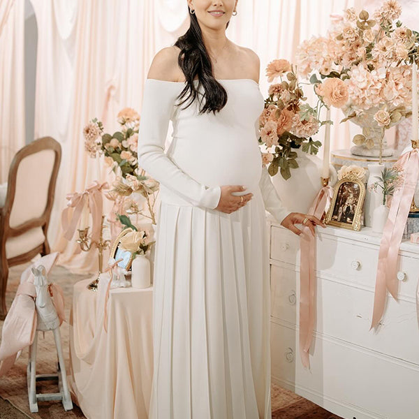 Witte zwangerschaps maxi jurk met off-shoulder, plooien en zijsplit, ideaal voor babyshower.