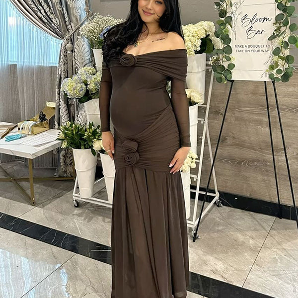 Bruine zwangerschaps maxi jurk met 3D bloemen, off-shoulder en zeemeerminmodel, ideaal voor ceremonie.