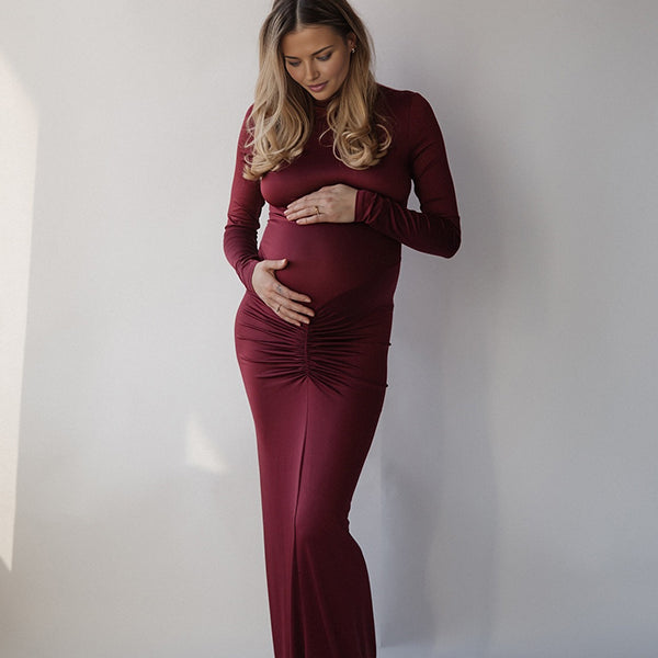 Bourgondische zwangerschaps maxi jurk met bodycon pasvorm, gekreukt en gedrapeerd design, ideaal voor ceremonie.