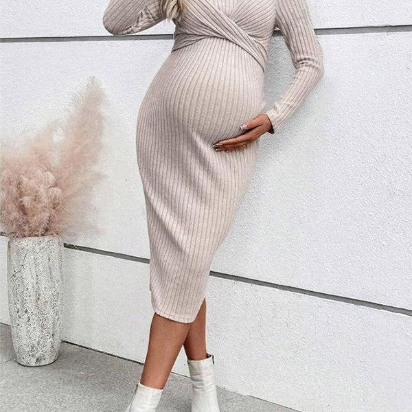 Abrikooskleurige zwangerschaps midi jurk met plooien, strepen en bodycon pasvorm, ideaal voor dagelijks gebruik.