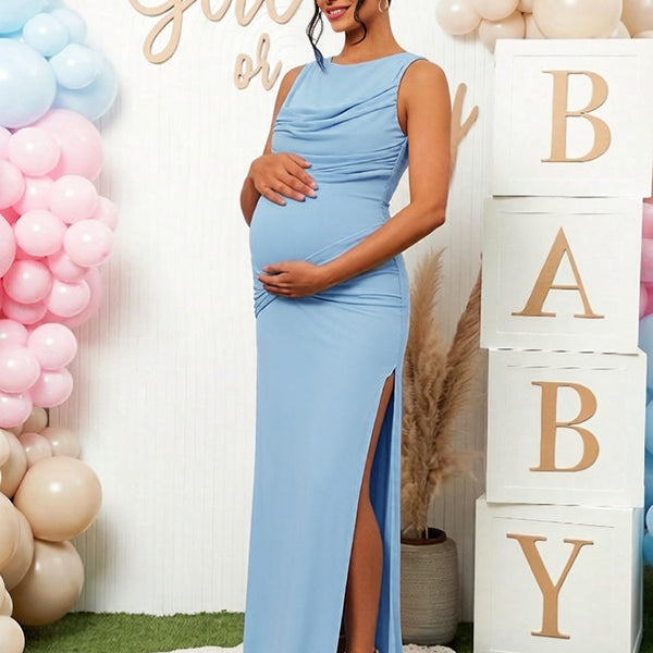 Lichtblauwe zwangerschaps maxi jurk met open rug, zijsplit en plooien, ideaal voor een babyshower.