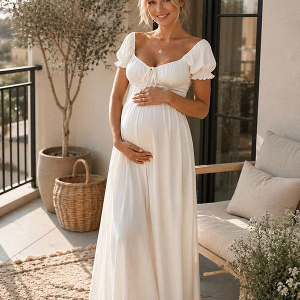 Witte boho zwangerschaps maxi jurk met ruches, geplooide details en vetersluiting, ideaal voor fotoshoots.
