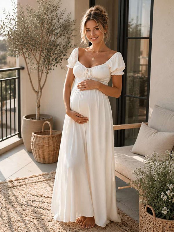 Witte boho zwangerschaps maxi jurk met ruches, geplooide details en vetersluiting, ideaal voor fotoshoots.