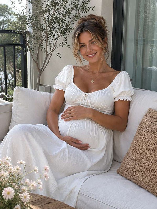 Witte boho zwangerschaps maxi jurk met ruches en vloeiend silhouet.