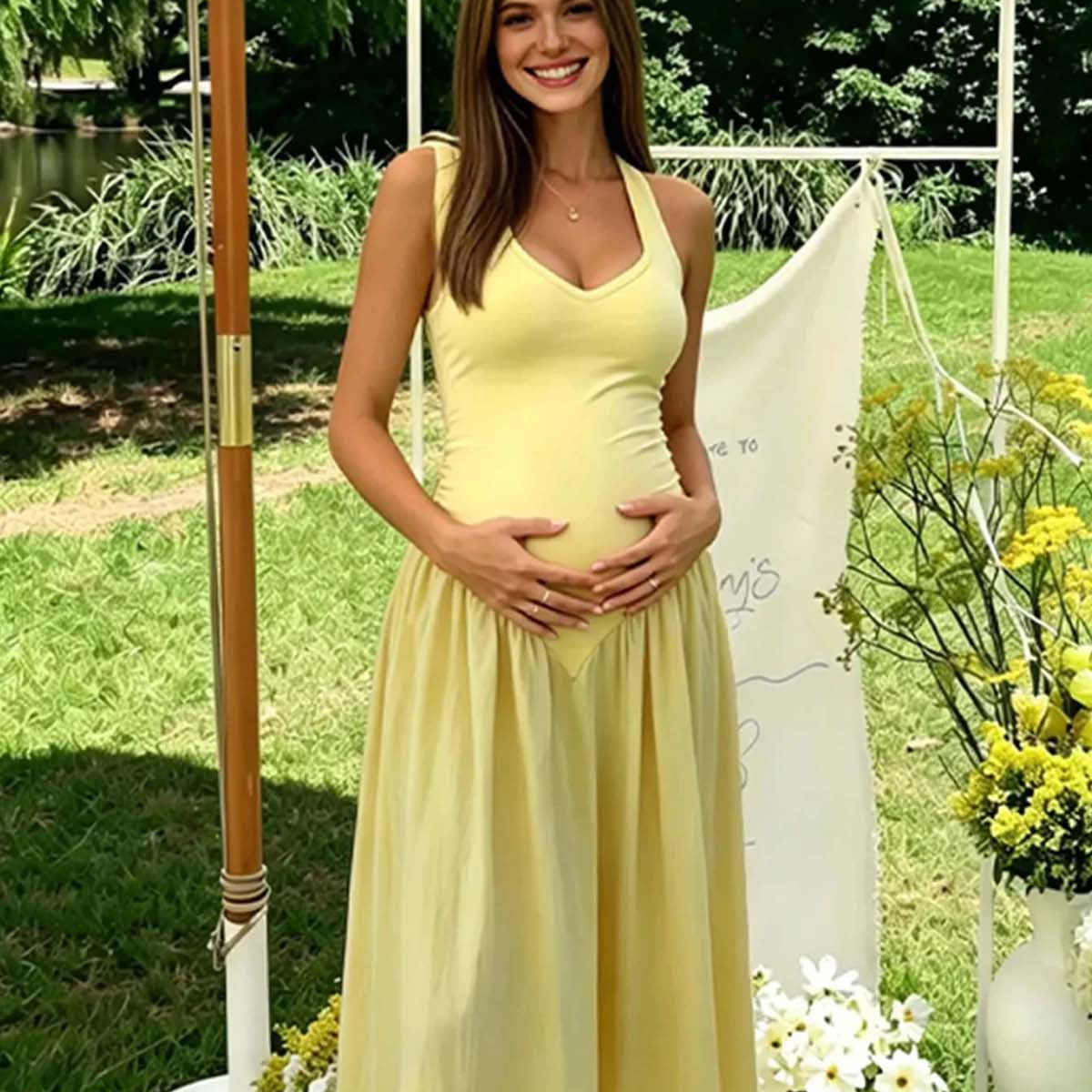 Vooraanzicht van een gele babyshower zwangerschapsjurk