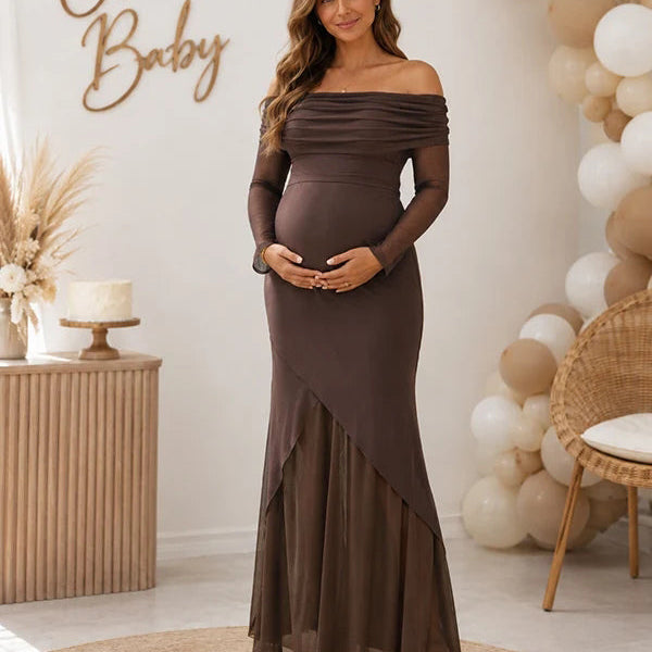 Bruine zwangerschaps maxi jurk van mesh met off shoulder hals en comfortabele stretch voor babyshower.