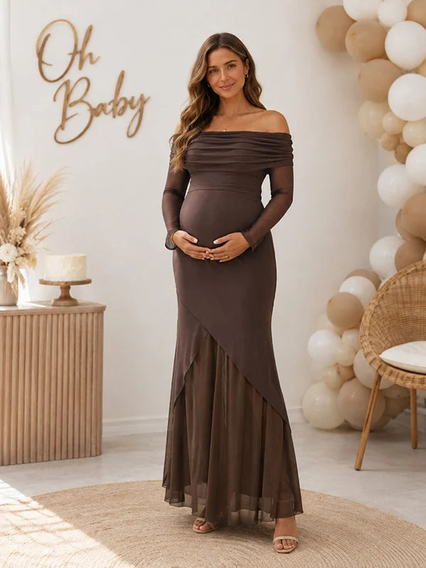 Bruine zwangerschaps maxi jurk van mesh met off shoulder hals en comfortabele stretch voor babyshower.