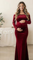 Elegante zwangerschaps maxi jurk van fluweel met bodycon silhouet en open rug.