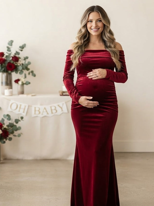 Elegante zwangerschaps maxi jurk van fluweel met bodycon silhouet en open rug.