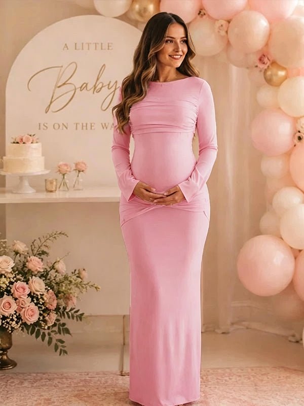 Roze zwangerschapsmaxi-jurk met ronde hals en rimpelingen, perfect voor een babyshower.