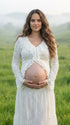 Witte elegante boho zwangerschaps crop top met kant en vrouwelijke ruches.