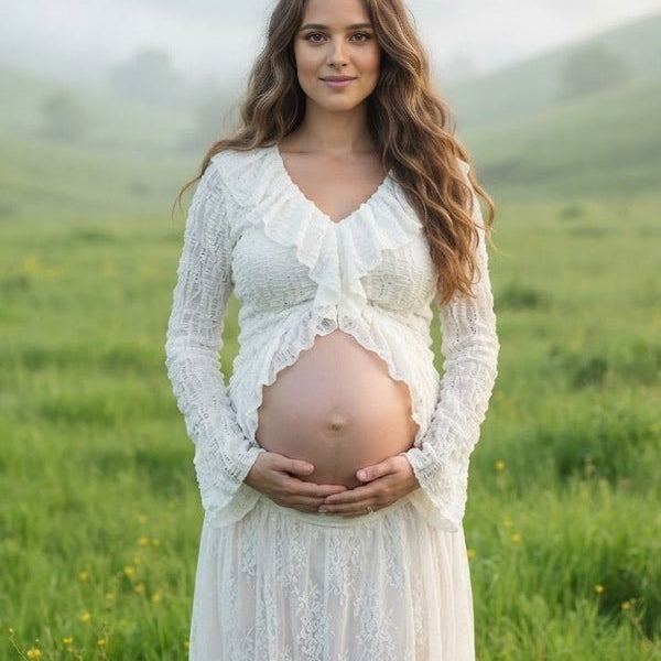 Witte elegante boho zwangerschaps crop top met kant en vrouwelijke ruches.