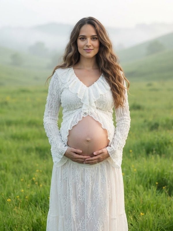 Witte elegante boho zwangerschaps crop top met kant en vrouwelijke ruches.