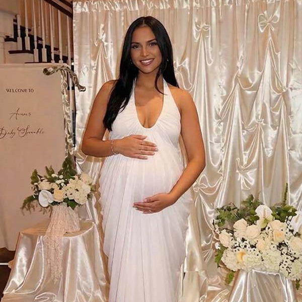 Vooraanzicht van een witte babyshower zwangerschapsjurk