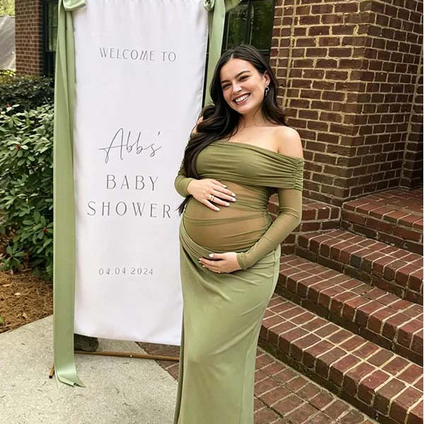 Groene zwangerschaps maxi jurk met tule, off-shoulder en lange mouwen, ideaal voor babyshower.