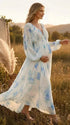 Blauwe bloemen zwangerschaps maxi jurk met speelse ruches en fladderende details.