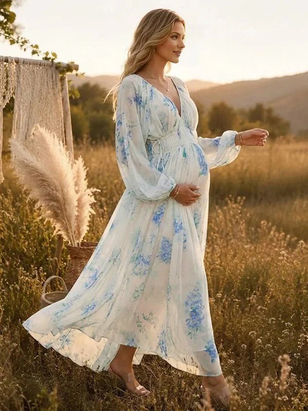 Blauwe bloemen zwangerschaps maxi jurk met speelse ruches en fladderende details.