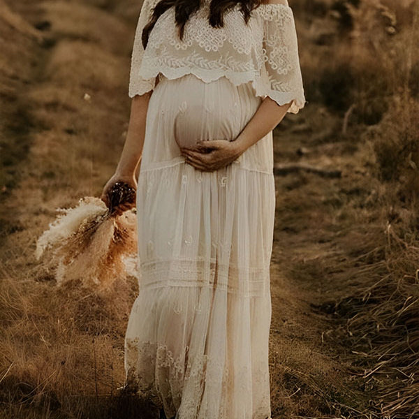Boho zwangerschaps maxi jurk met off-shoulder, ruches en strikdetail, ideaal voor zwangerschapsfotoshoots.