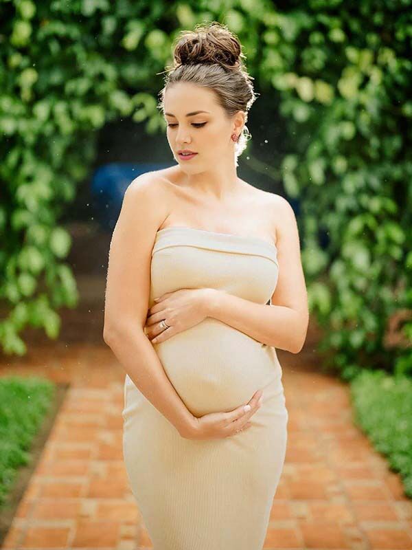 Mumsmode Zwangerchaps Midi Photoshoot Jurk Elegant Zijsplit Boot Nek Abrikoos