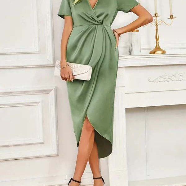 Groene zwangerschaps midi jurk met plooien, zijsplit en bodycon pasvorm, ideaal voor werk.