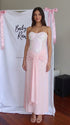 Roze zwangerschaps maxi jurk met pailletten, bandeau hals en elegante gedrapeerde bodycon pasvorm.