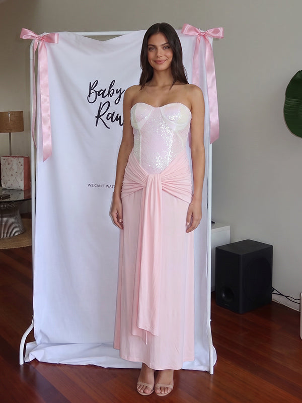 Roze zwangerschaps maxi jurk met pailletten, bandeau hals en elegante gedrapeerde bodycon pasvorm.