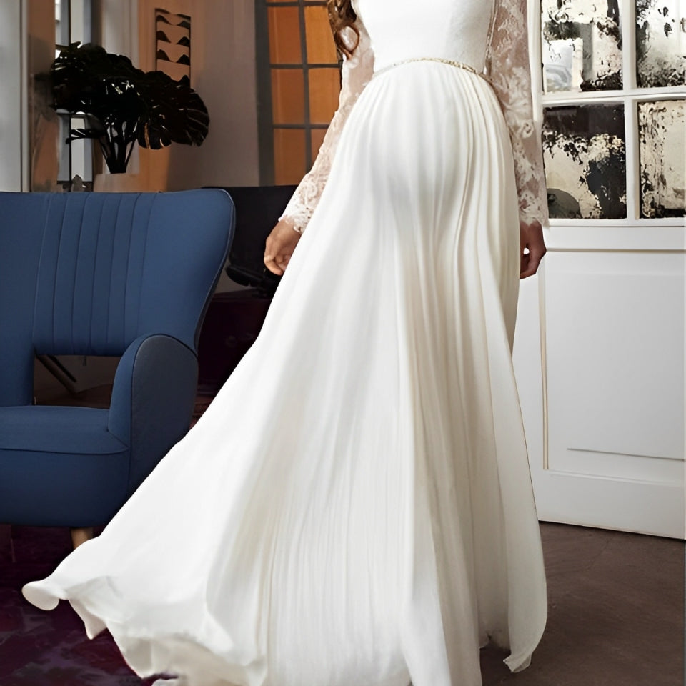 Witte kanten zwangerschaps maxi jurk met V-hals, open rug en elegante pasvorm voor bruiloft en fotoshoot.