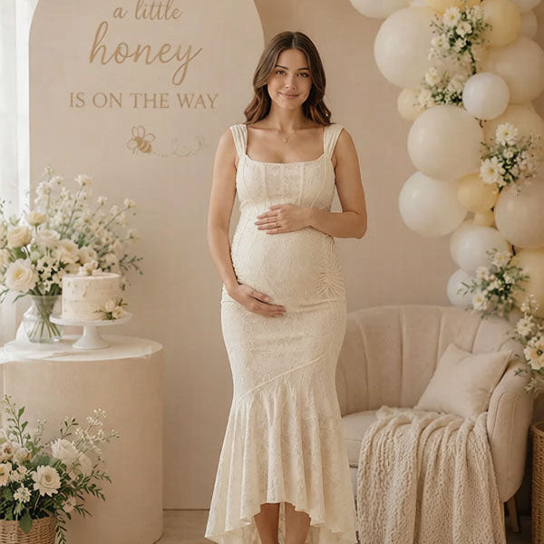 Vooraanzicht van een beige babyshower zwangerschapsjurk